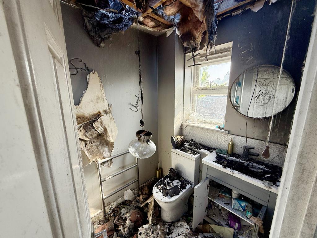 Lot: 117 - FIRE DAMAGED FOUR-BEDROOM DETACHED HOUSE - Bedroom one en-suite